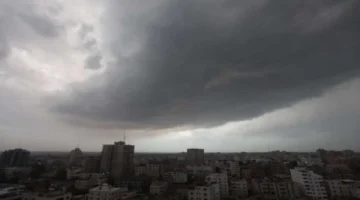 أمطار متفرقة ورياح قوية تضرب مناطق عدة بالتزامن مع طقس بارد